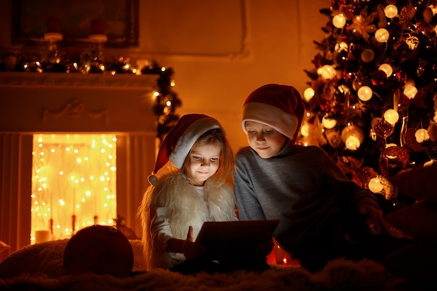 Opgewonden kinderen in de buurt van de kerstboom