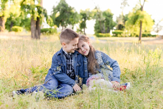 Opgewonden kinderen in het groene veld spelen samen