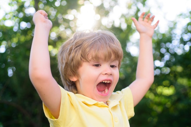 Opgewonden kinderen portret van schattige kleine jongen op groene achtergrond park in de natuur wow kijk portret van