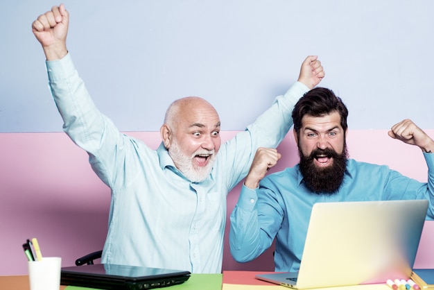 Foto opgewonden man kijken laptop scherm verrast door goed online nieuws.