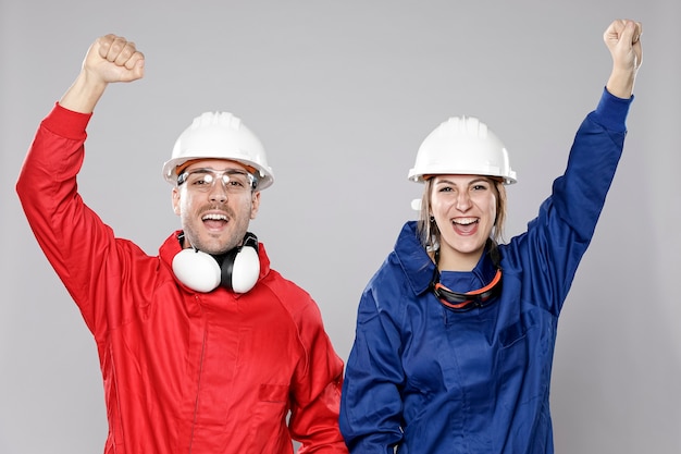 Foto opgewonden mannelijke en vrouwelijke bouwvakkers