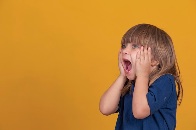 Opgewonden meisje schreeuwen op gele achtergrond