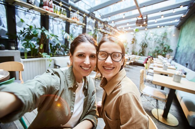 Opgewonden meisjes in café