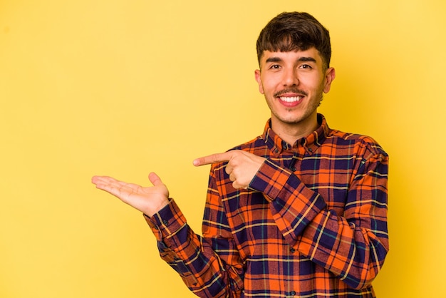 Opgewonden met een kopie ruimte op de palm