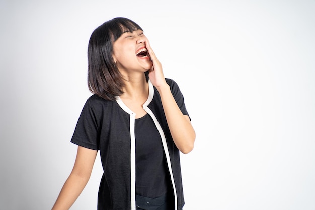 Opgewonden mooie vrouw die vreugde voelt lachen op geïsoleerde achtergrond