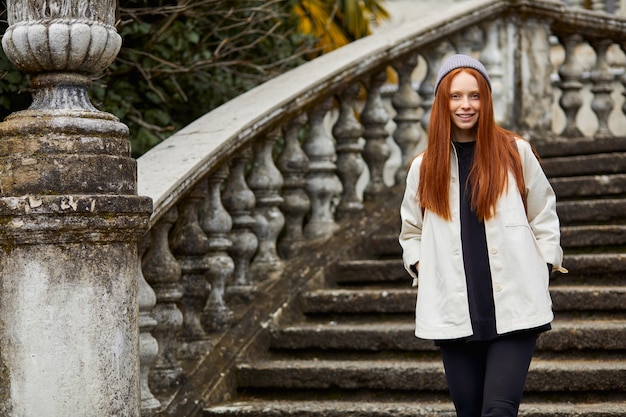 Opgewonden reisvrouw op herfst of lente tripwoman in warme kleren genietend van een reis in Europa in zijn...