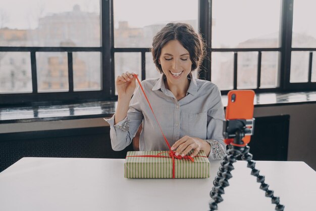 Opgewonden Spaanse blogger opent geschenkdoos en neemt video op over kerstcadeau voor haar blog