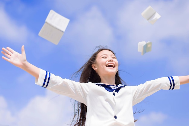 Opgewonden studente die boeken gooit vliegt in de lucht