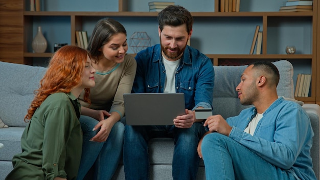 Opgewonden team diverse mannen vrouwen op laptop multi-etnische groep zakenmensenvrienden