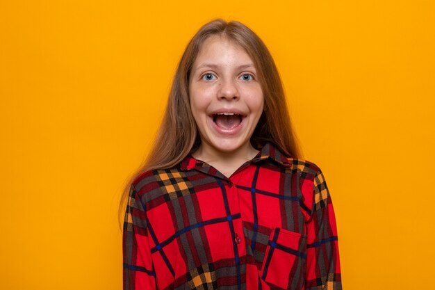 Opgewonden uitziend mooi meisje met een rood shirt