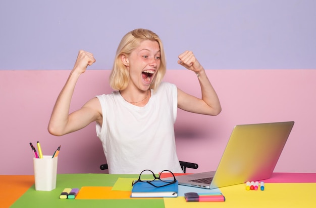 Opgewonden verbaasde leraar werkt op laptop schoolleraar in de klas professioneel emotioneel portret