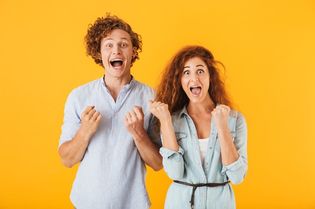 Opgewonden vrienden liefdevolle paar winnaar gebaar tonen.