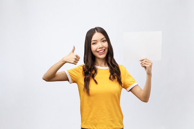 Opgewonden vrouw duimen omhoog met lege poster teken