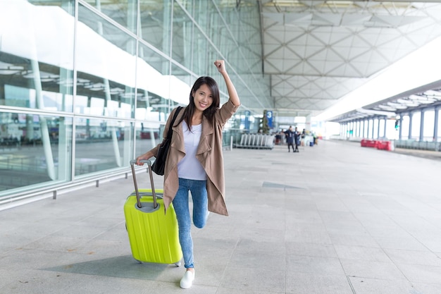 Opgewonden vrouw gaat reizen op de luchthaven