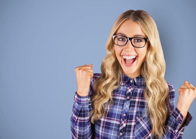 Opgewonden vrouw schreeuwen tegen blauwe achtergrond