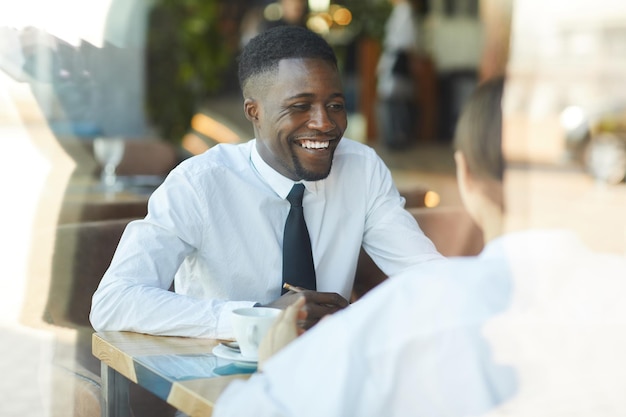 Opgewonden zakenman ontmoeting met collega tijdens de lunch