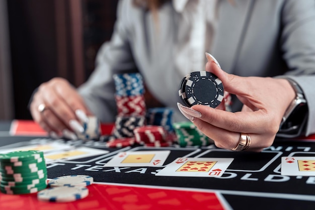 Opgewonden zakenvrouw in pak die poker speelt in het casino.