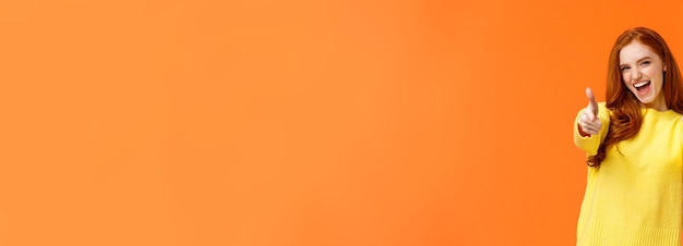 Opgewonden, zorgeloos, cool, modern hipster-meisje met rood haar dat thumbsup laat zien als goedkeuring voor vr