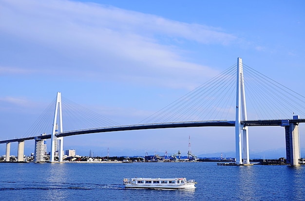 Ophangbrug over de zee