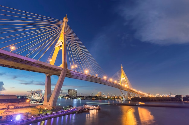Ophangbrug over een rivier in de stad
