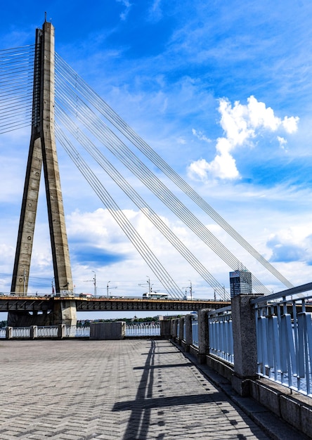 Foto ophangbrug tegen bewolkte lucht