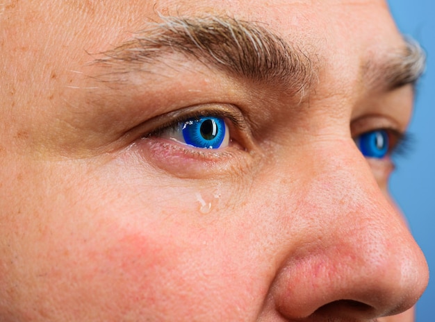 Photo ophthalmologist concept. mans eye with contact lens, closeup. man with blue eyes