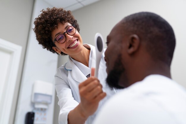 Photo ophthalmologist doctor consulting a patient