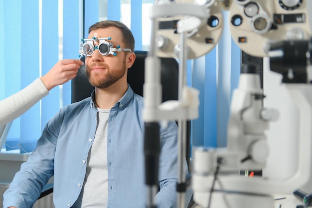 眼科のコンセプト 視力眼科矯正クリニックでの視力検査中の男性患者