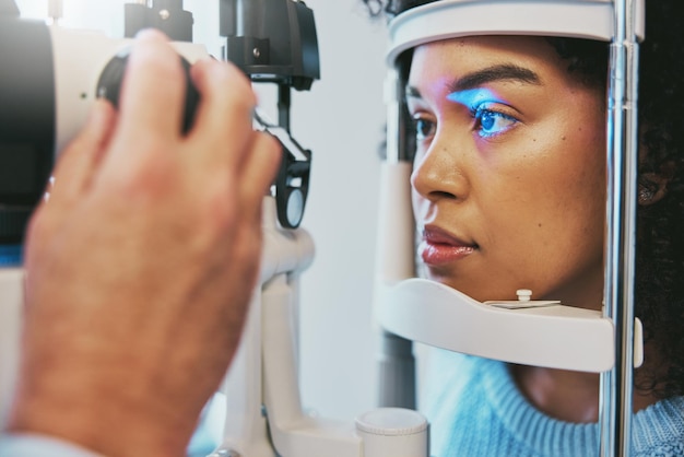 Foto assistenza sanitaria oftalmologica e visita oculistica con donna di colore e consulenza per controllo medico della vista e glaucoma luce laser e innovazione con volto del paziente e macchina per scansione e optometria