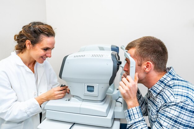 Ophthalmoloog scant de ogen van een man in de kliniek.