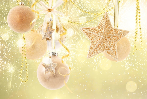 Foto opknoping gouden kerstballen rij op gouden bokeh achtergrond