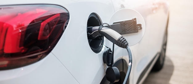 Oplaadbatterij voor elektrische auto bij EV-oplaadstation of thuis groene energiestroom Milieuvriendelijke alternatieve technologie en milieuconcepten