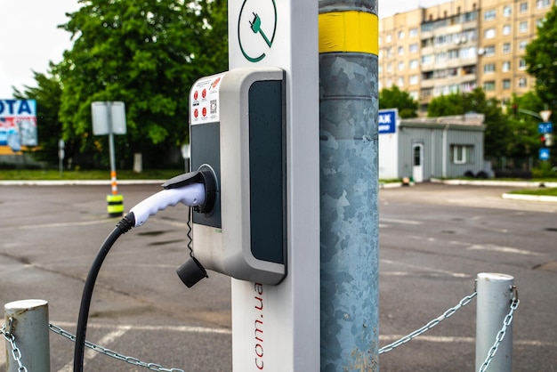 Oplaadstation voor elektrische auto's op parkeerplaats