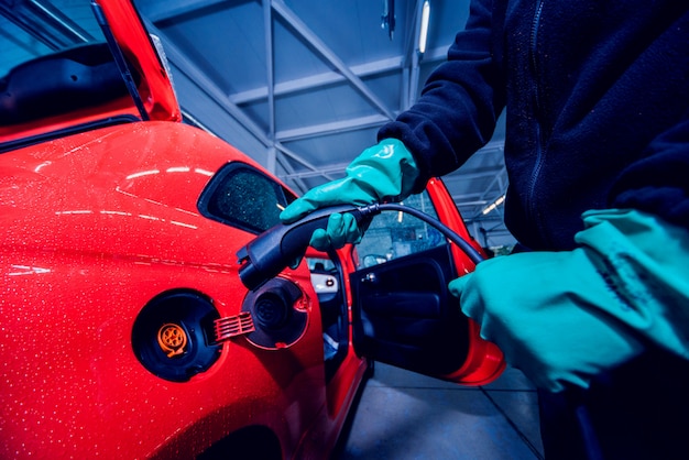 Opladen van een elektrisch voertuig in de autoservice. Toekomst van de auto