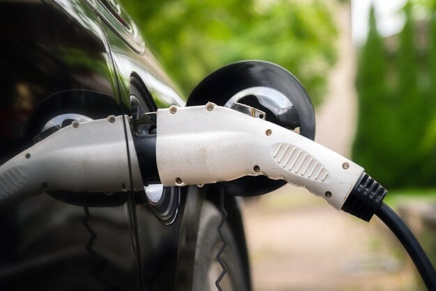 oplader plug in elektrische auto op groene omgeving