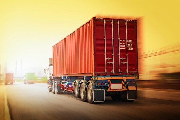 Foto oplegger vrachtwagen rijden op de weg verzending vrachtwagen transport vracht vrachtwagens logistiek