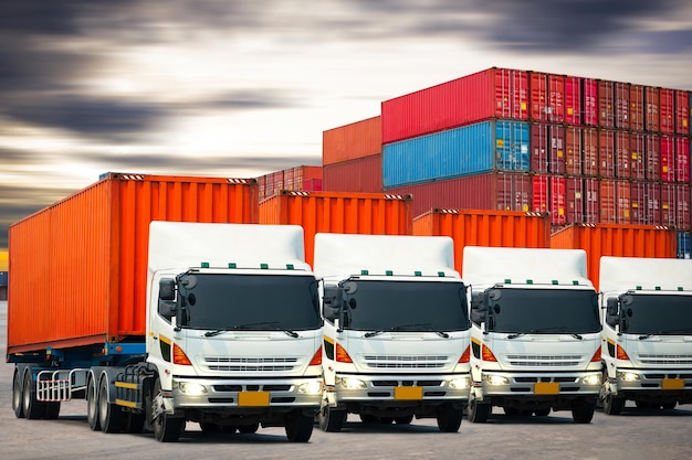 Oplegger Vrachtwagens op de parkeerplaats met Containers Cargo Shipping Freight Truck Logistic