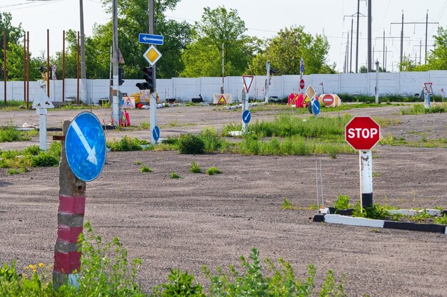 Opleidingsruimte met verkeersborden voor het onderwijzen van verkeersregels en het besturen van auto's en voertuigen