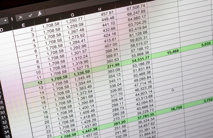 Foto opname van een excel-blad in donkere modus op het computerscherm met een afschrijvingstabel voor bankleningen