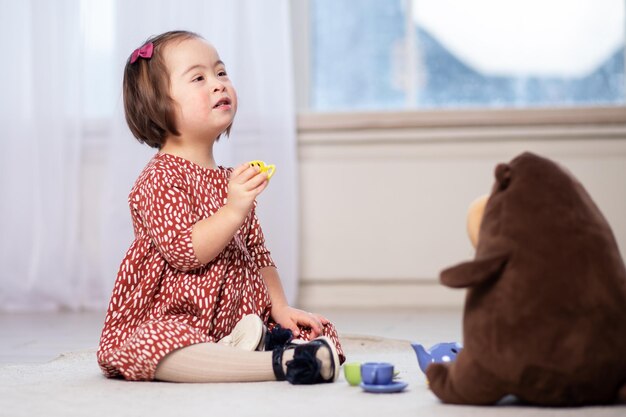 Opname van kinderen met het syndroom van down internationale dag schattig vriendelijk meisje in de kleuterschool