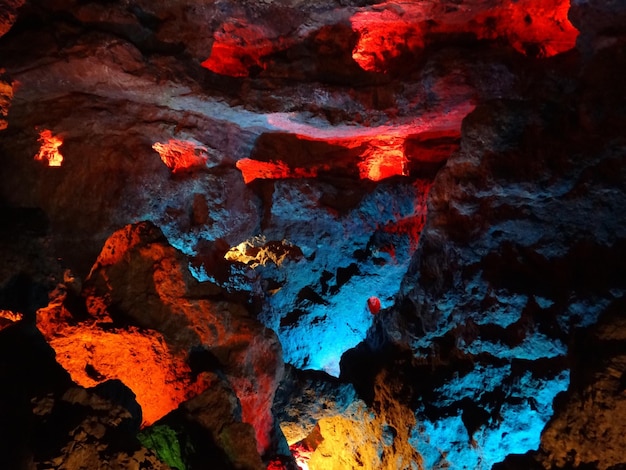 Foto opname van veelkleurige verlichting in grotten