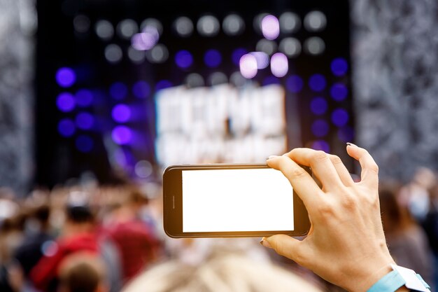 Opnemen van openluchtmuziekconcert op een mobiele telefoon. Leeg scherm