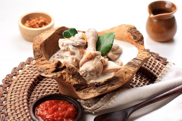 オポールアヤムまたはチキンホワイトカレーココナッツミルクとスパイスで調理したチキンから作られた伝統的なインドネシア料理