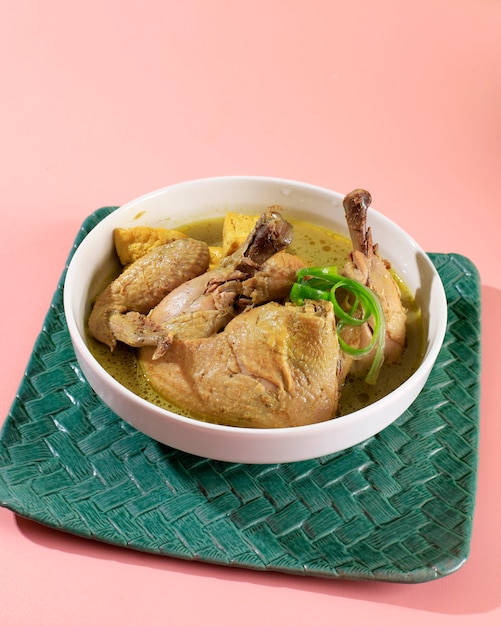 Lebaran 메뉴를 위한 Opor Ayam(인도네시아 옐로우 치킨 카레), 일반적으로 Ketupat, Sambal Goreng Ati Kentang 및 Semur Telur와 함께 제공됩니다. 이드 알 피트르의 인기 메뉴