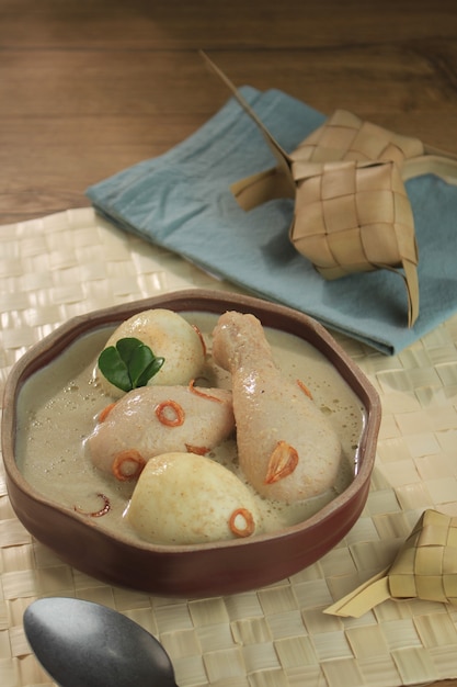 Opor Ayam은 인도네시아 코코넛 밀크로 조리한 치킨 수프입니다.