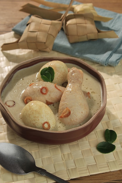 사진 opor ayam은 인도네시아 코코넛 밀크로 조리한 치킨 수프입니다.