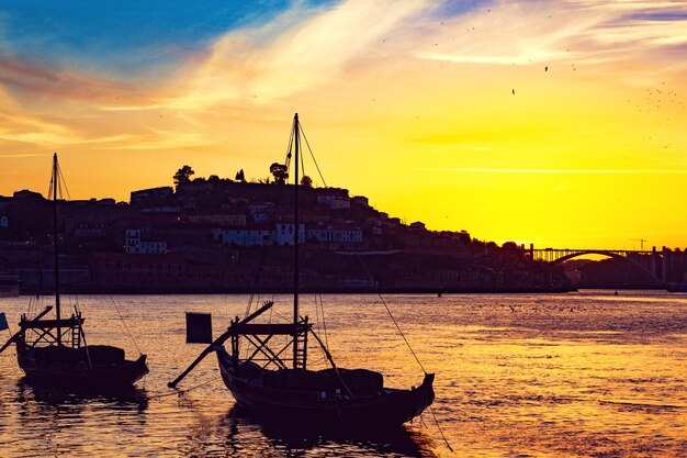 Photo oporto city and ribeira over douro river from vila nova de gaia portugal