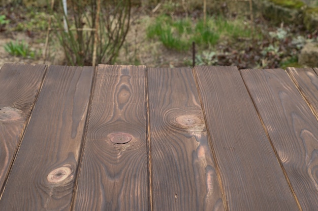 Oppervlak van donkere verbrande planken tegen de achtergrond van de natuur