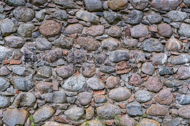 Oppervlak van een oude muur van enorme stenen van een verwoest gebouw