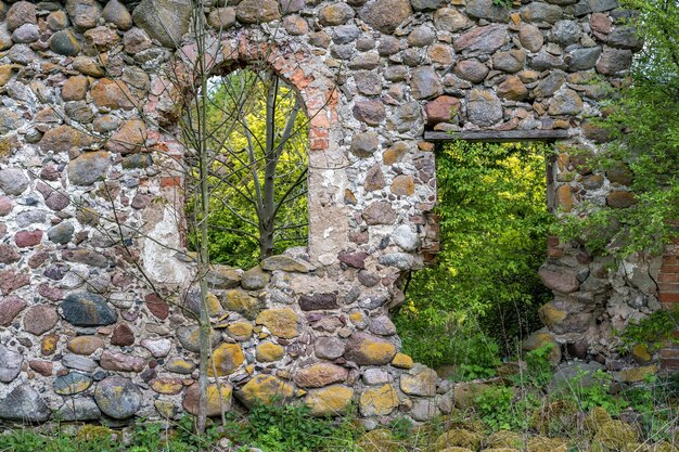 Oppervlak van een oude muur van enorme stenen van een verwoest gebouw